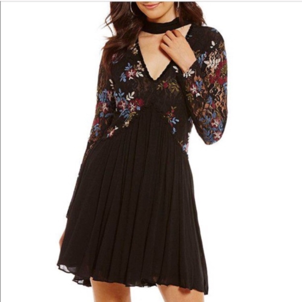 Black embroidered Chelsea and violet dress XS